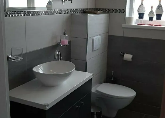 Lilja Mit Garten, Kamin Und Pool Feriehus *